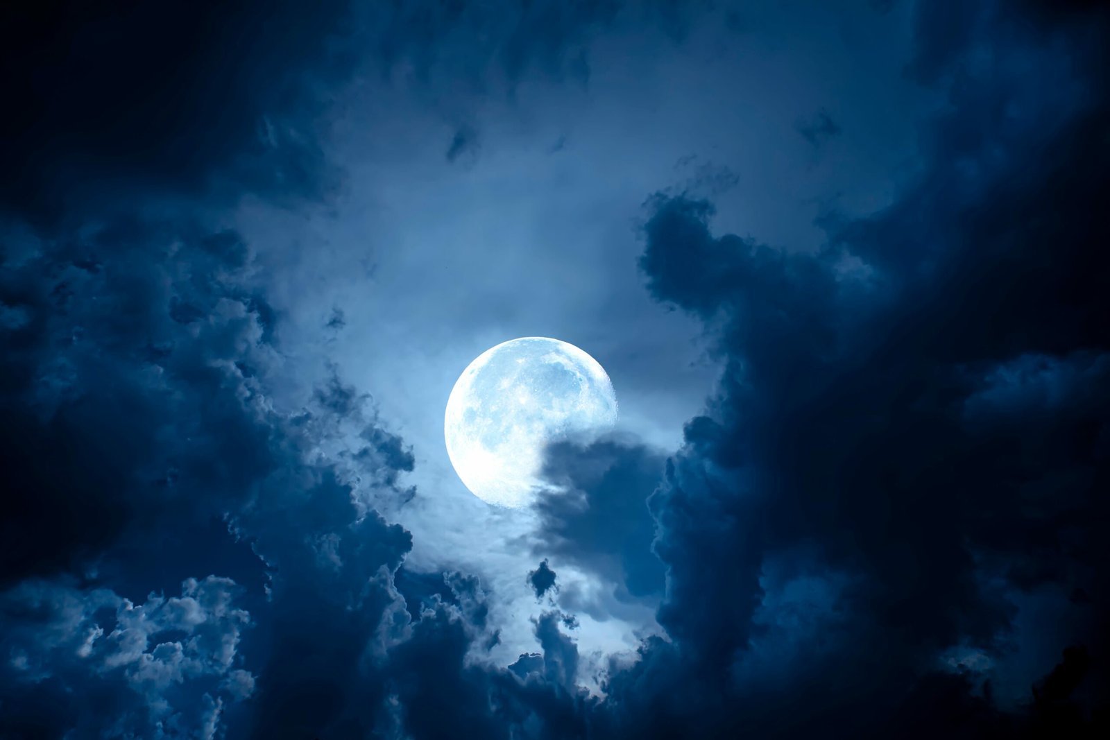 Comment nettoyer et recharger les pierres naturelles : 7 méthodes efficaces 2 clair de lune