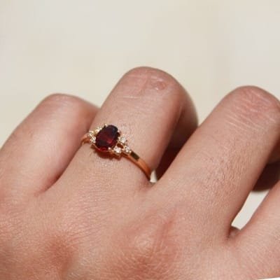 Bague en or avec Grenat et diamants
