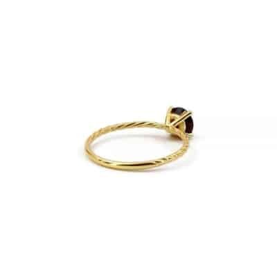 Bague en or jaune et Grenat