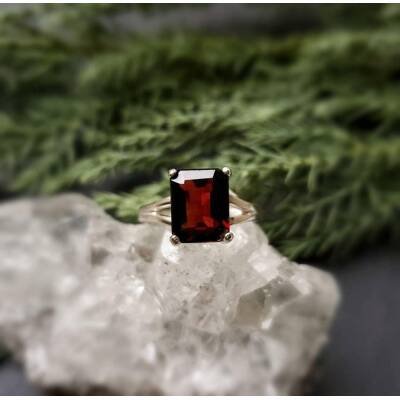 Bague solitaire en Grenat