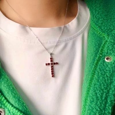 Pendentif croix en Grenat