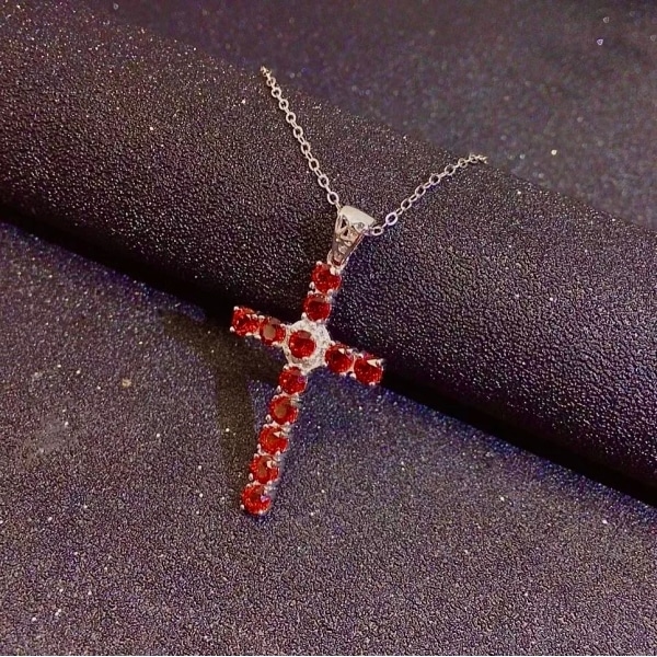 Pendentif croix en Grenat