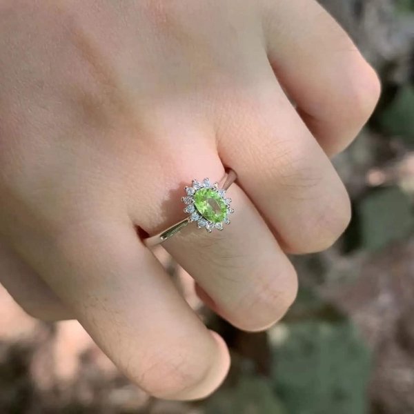 Bague solitaire en peridot pour femme