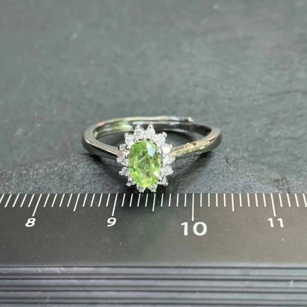 Bague solitaire en péridot pour femme