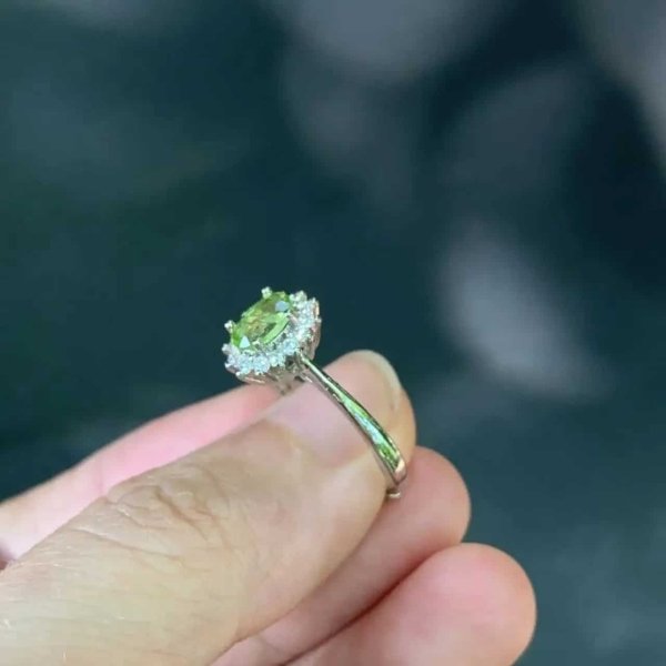 Bague solitaire en péridot pour femme