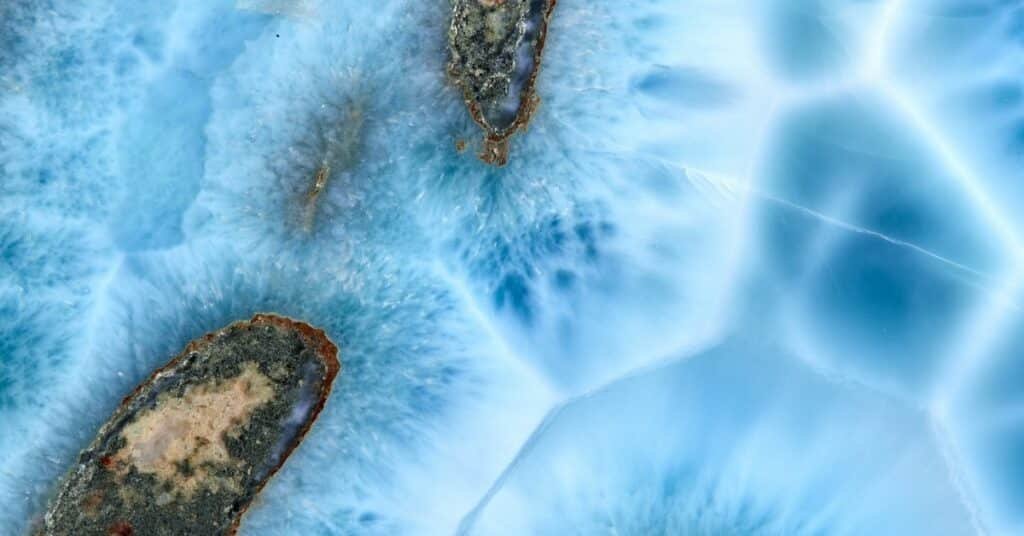 Larimar : Origines, propriétés et vertus 2 Vue rapprochée d'une pierre de Larimar