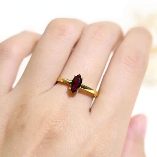 Bague avec Grenat marquise