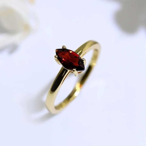 Bague avec Grenat marquise