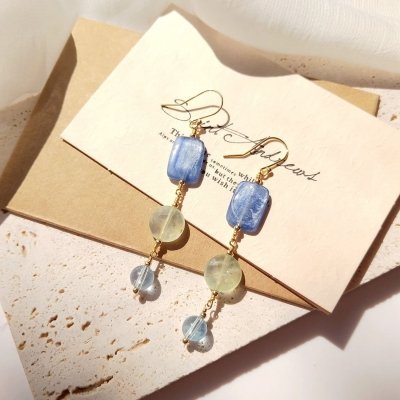 Boucles d'oreilles pendantes avec cyanite et topaze