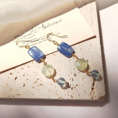 Boucles d'oreilles pendantes avec cyanite et topaze