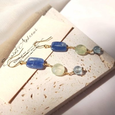 Boucles d'oreilles pendantes avec cyanite et topaze