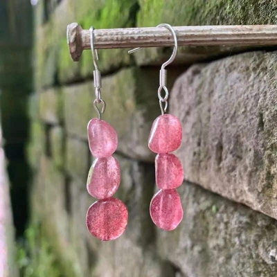 Boucles d'oreilles pendantes en quartz fraise