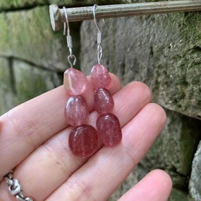 Boucles d'oreilles pendantes en quartz fraise