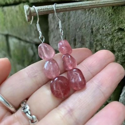Boucles d'oreilles pendantes en quartz fraise