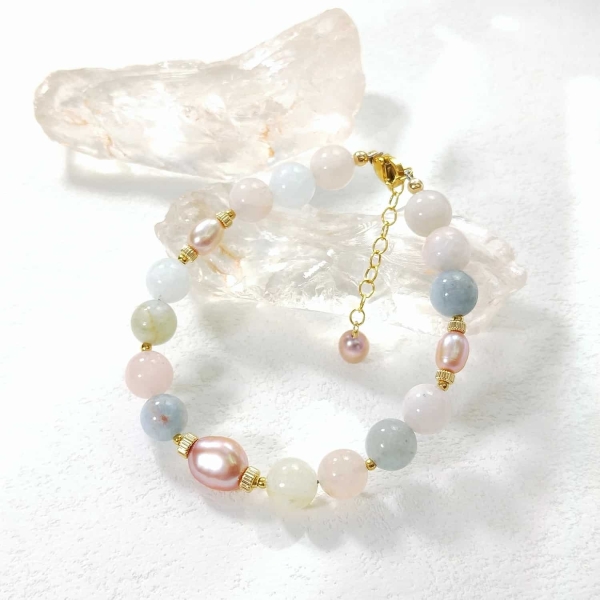 Bracelet en or avec perles de morganite et béryls