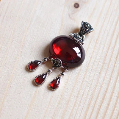 Pendentif ancien en argent massif et grenat