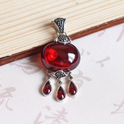 Pendentif ancien en argent massif et grenat