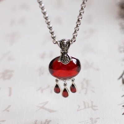 Pendentif ancien en argent massif et grenat