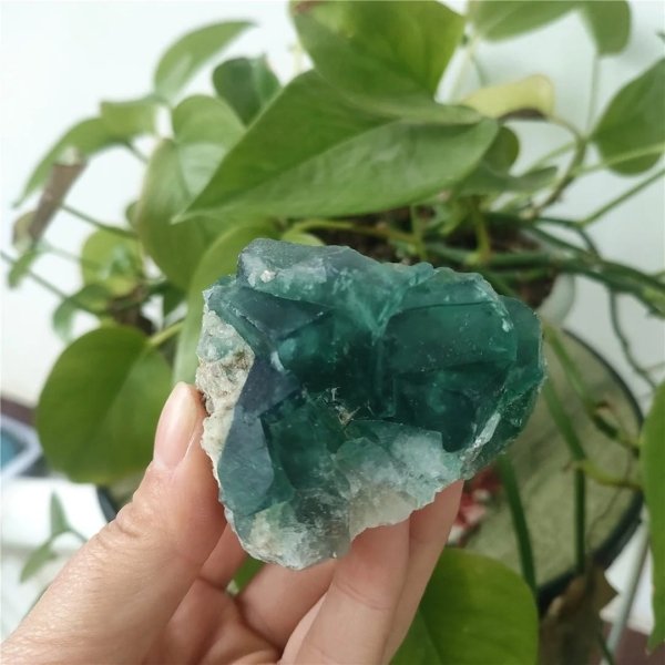 Pierre de fluorite verte brute