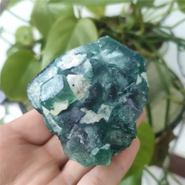 Pierre de fluorite verte brute