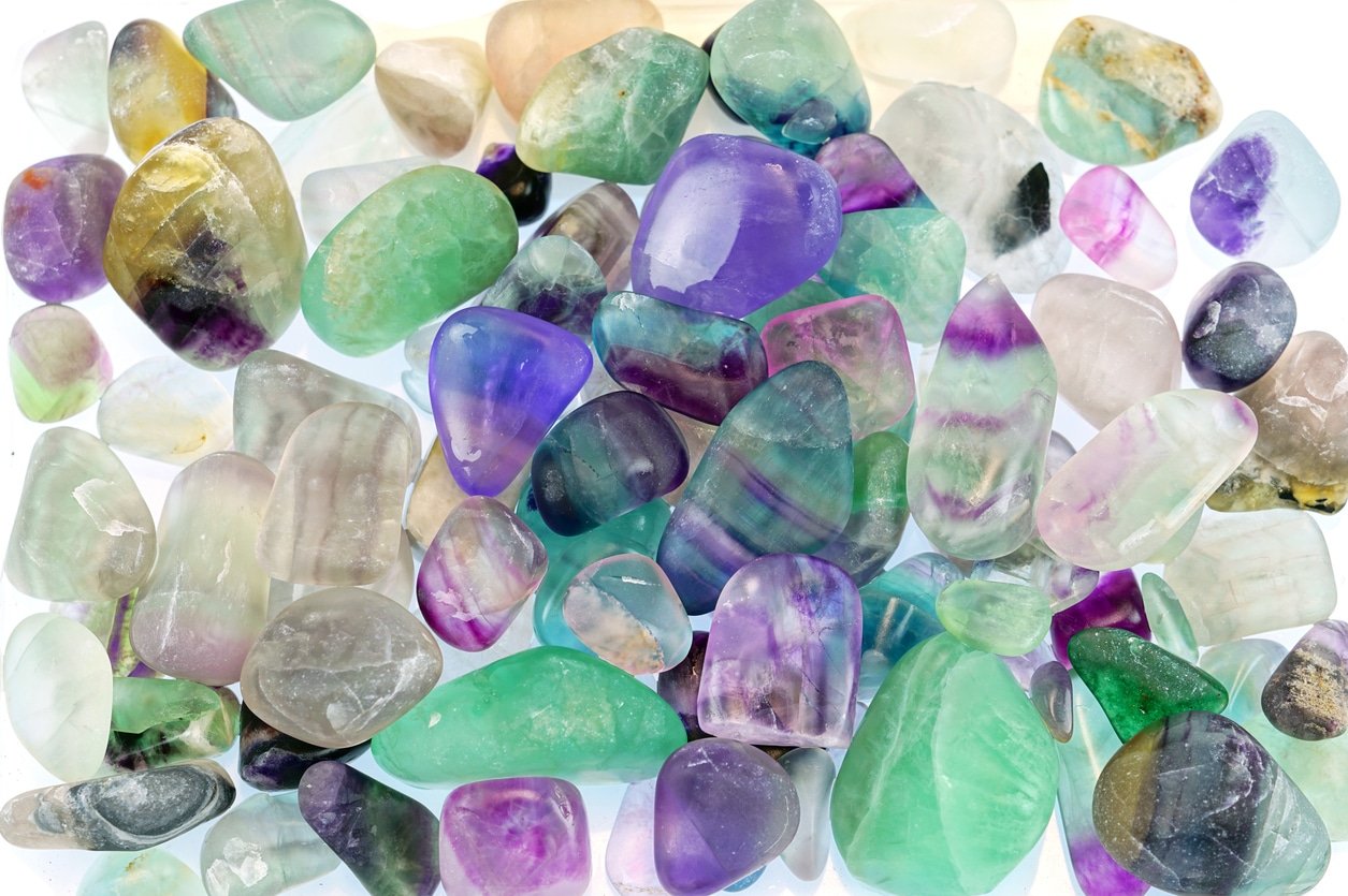 Fluorite : Origines, propriétés et vertus 3 Pierres polies de fluorites de toutes les couleurs