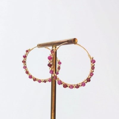 Boucles d'oreilles créoles en or et grenat rhodolite