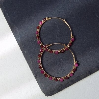 Boucles d'oreilles créoles en or et grenat rhodolite
