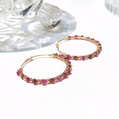 Boucles d'oreilles créoles en or et grenat rhodolite