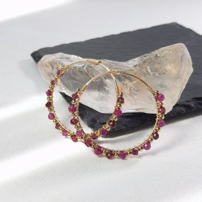 Boucles d'oreilles créoles en or et grenat rhodolite