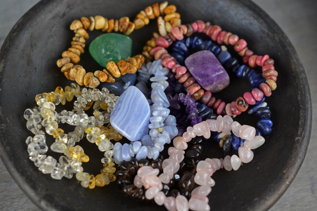 Rhodonite : Origines, propriétés et vertus 3 Bracelets en pierres naturelles variees
