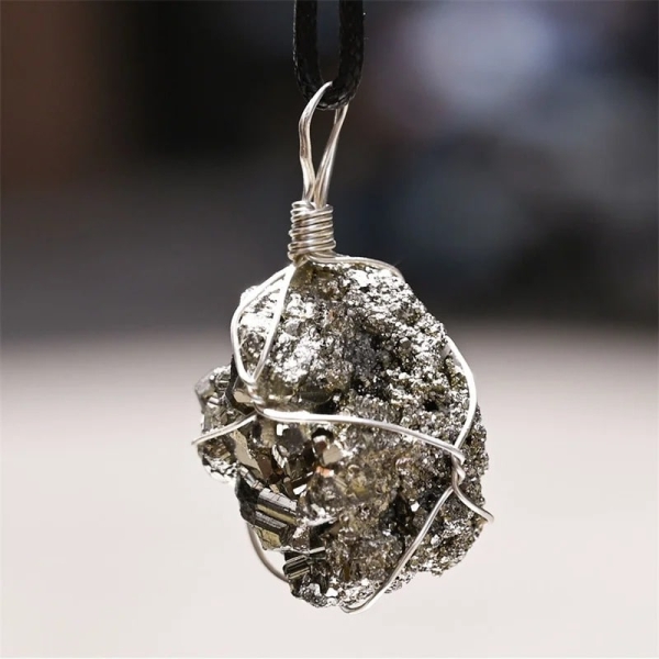 Pendentif en pyrite brute