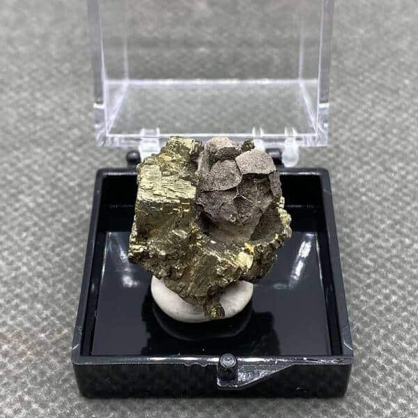 Pierre brute de pyrite