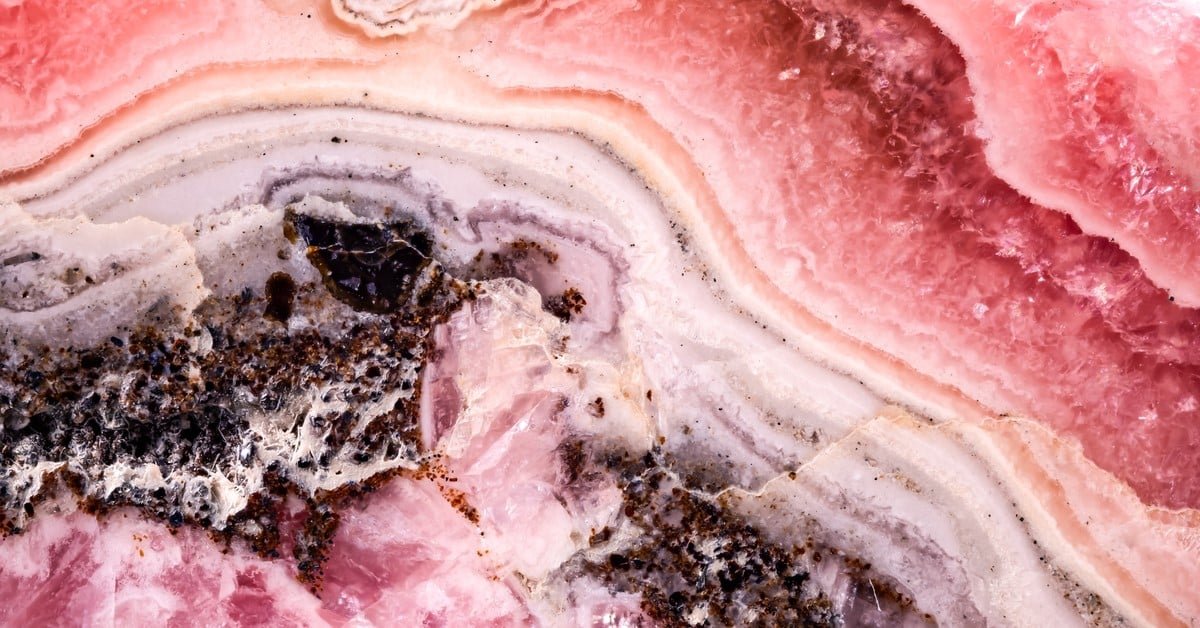 Rhodochrosite : Origines, propriétés et vertus 2 Vue macro dune pierre brute de rhodochrosite