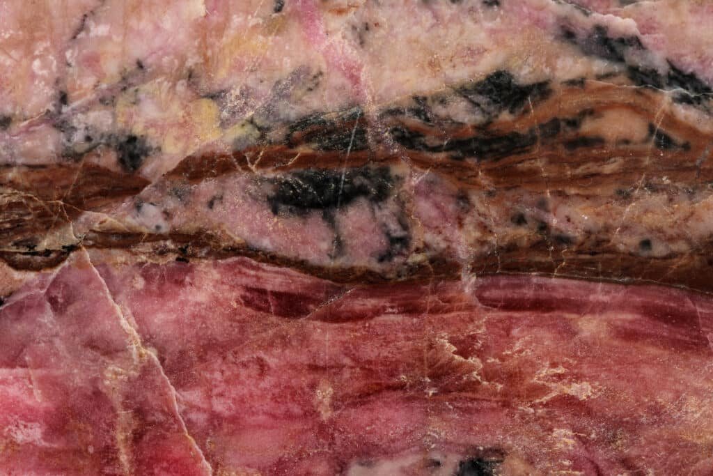 Rhodonite : Origines, propriétés et vertus 1 Vue macro dune pierre de rhodonite 1