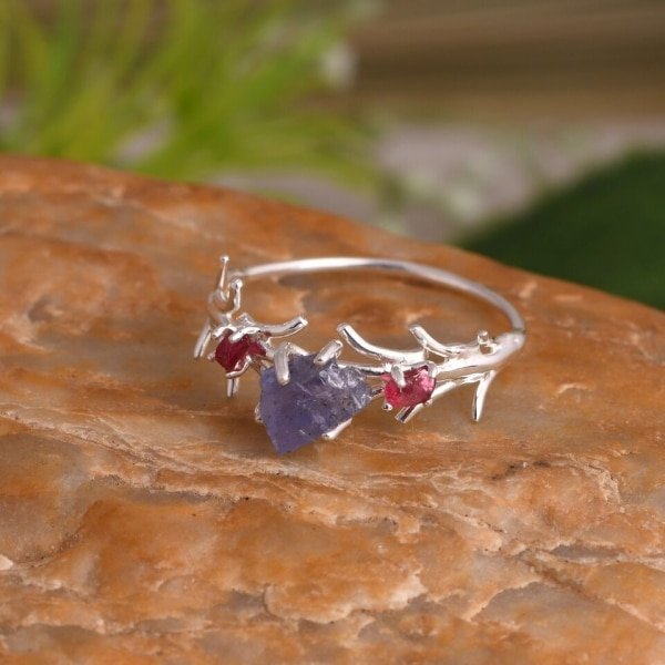 Bague avec spinelle rose et tanzanite brutes