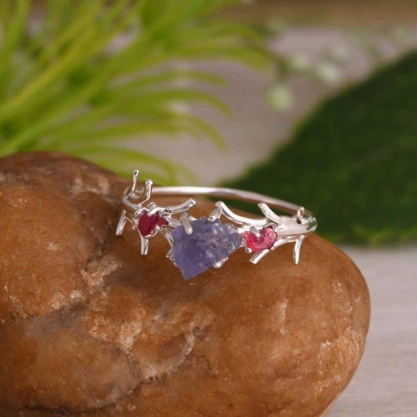 Bague avec spinelle rose et tanzanite brutes