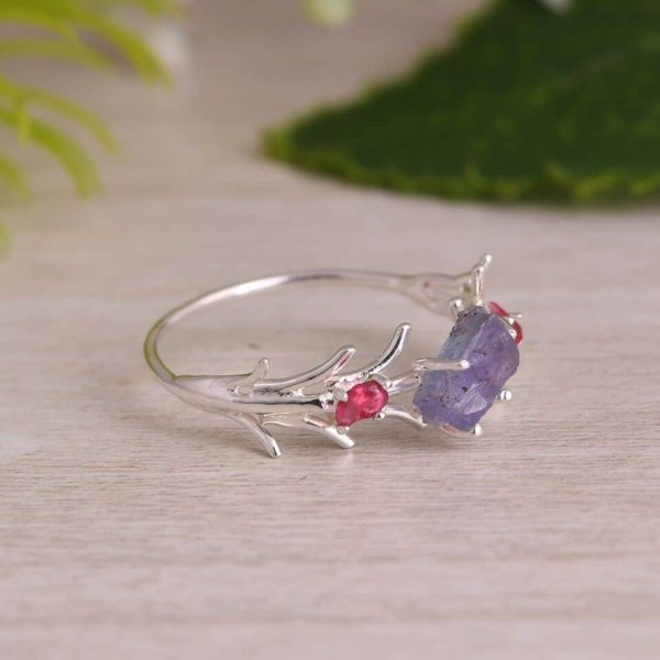 Bague avec spinelle rose et tanzanite brutes