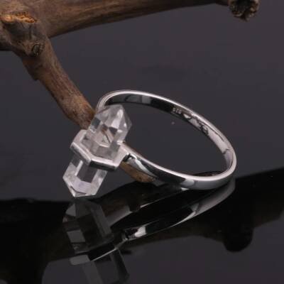 Bague en argent avec baguette de cristal de roche