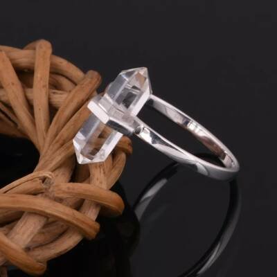 Bague en argent avec baguette de cristal de roche
