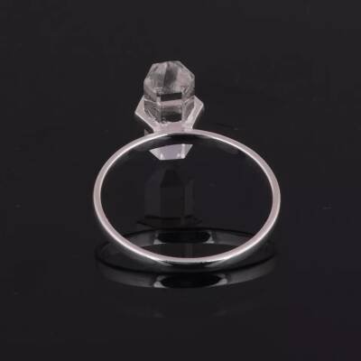 Bague en argent avec baguette de cristal de roche