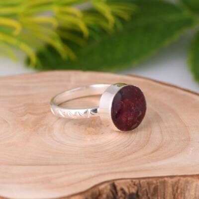 Bague en argent et spinelle rouge