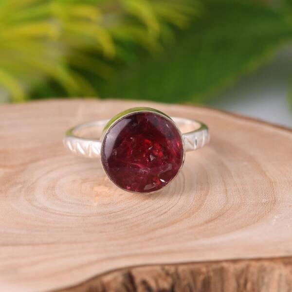 Bague en argent et spinelle rouge