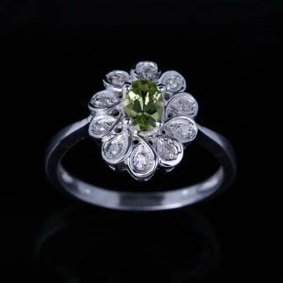 Bague en or blanc avec péridot et diamants