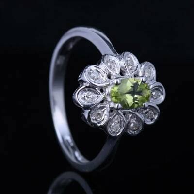 Bague en or blanc avec péridot et diamants