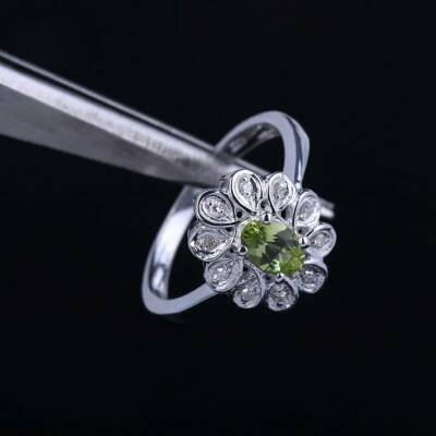 Bague en or blanc avec péridot et diamants