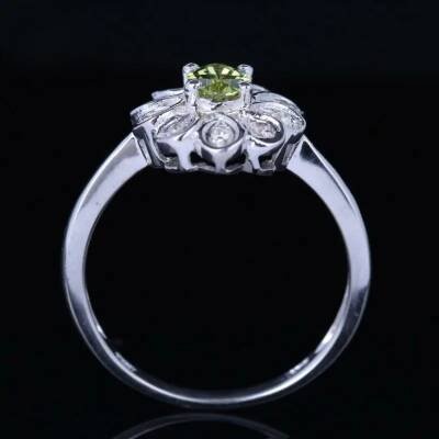 Bague en or blanc avec péridot et diamants