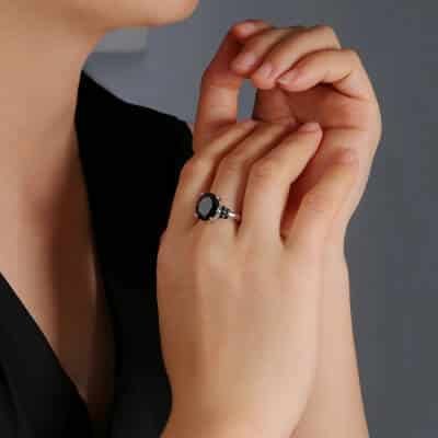 Bague solitaire en argent et spinelle noir