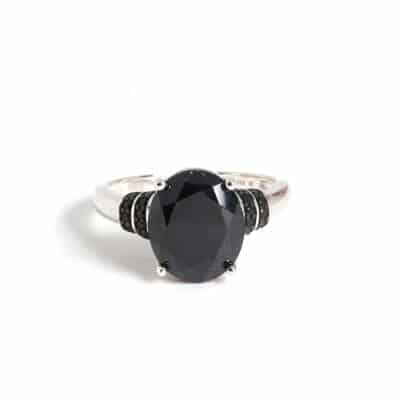 Bague solitaire en argent et spinelle noir