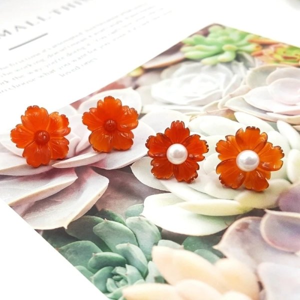 Boucles d'oreilles clous avec fleurs en cornaline