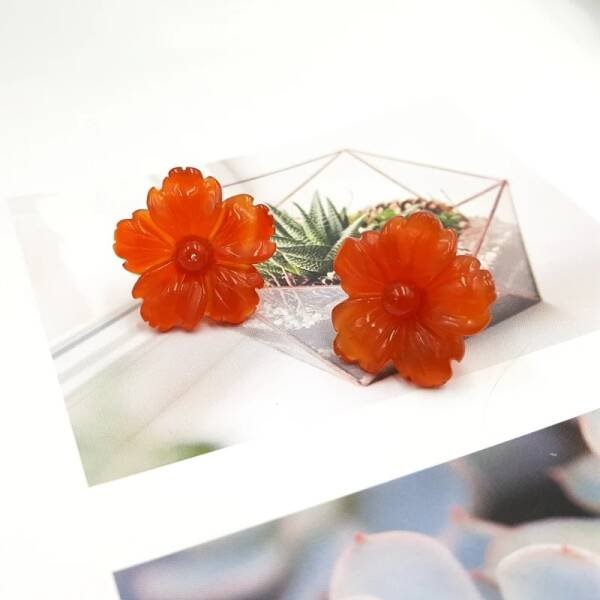 Boucles d'oreilles clous avec fleurs en cornaline